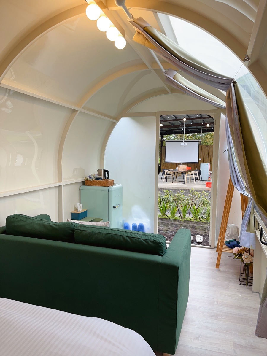 宜蘭露營推薦奶凍車露營，內部還有小客廳空間，適合帶毛小孩來一起住