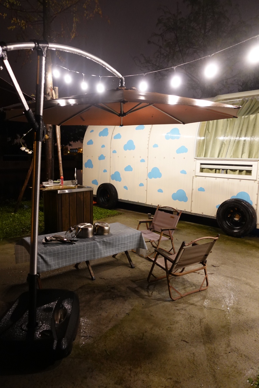 宜蘭奶凍車露營，可以在露營車旁烤肉外食，自己烹煮食物也可以從羅東夜市買回來吃