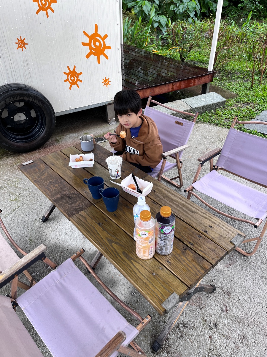 曼漫落羽松奶凍露營車戶外有提供桌椅可以吃東西、聊天
