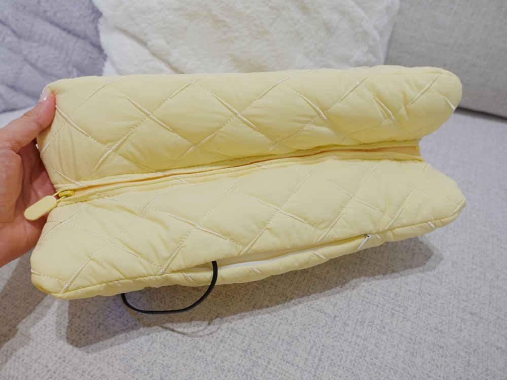MIYA石墨烯溫控USB熱敷墊拉鍊拉上就能當暖手枕來使用