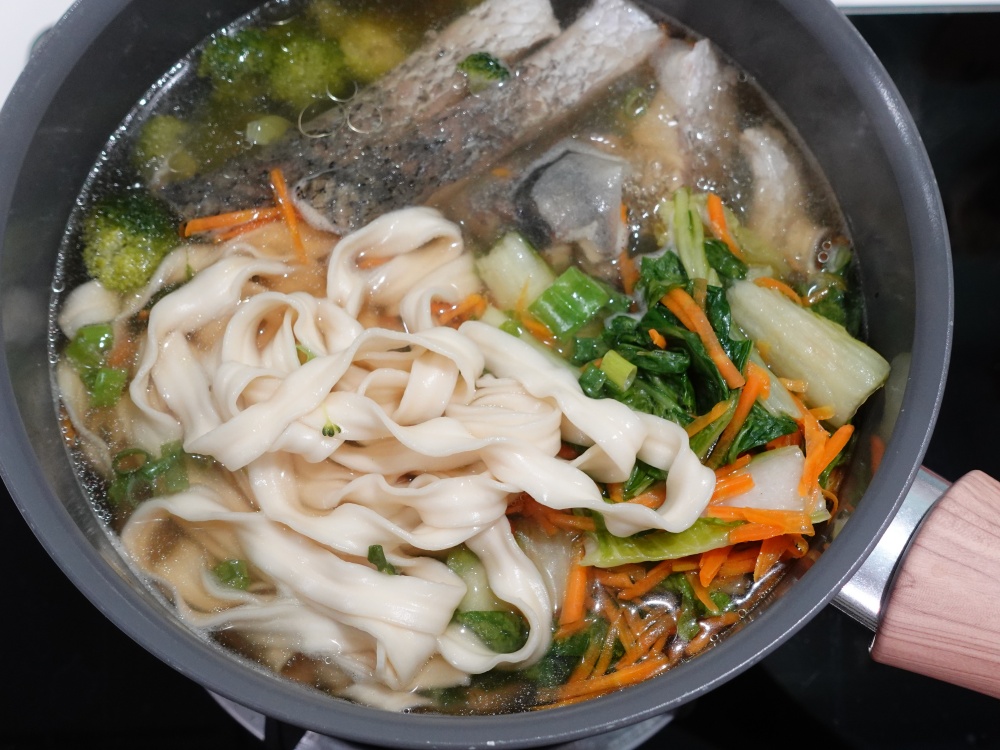 鱸魚青菜湯麵，用藻作坊昆布高湯包作湯底煮麵超快速方便