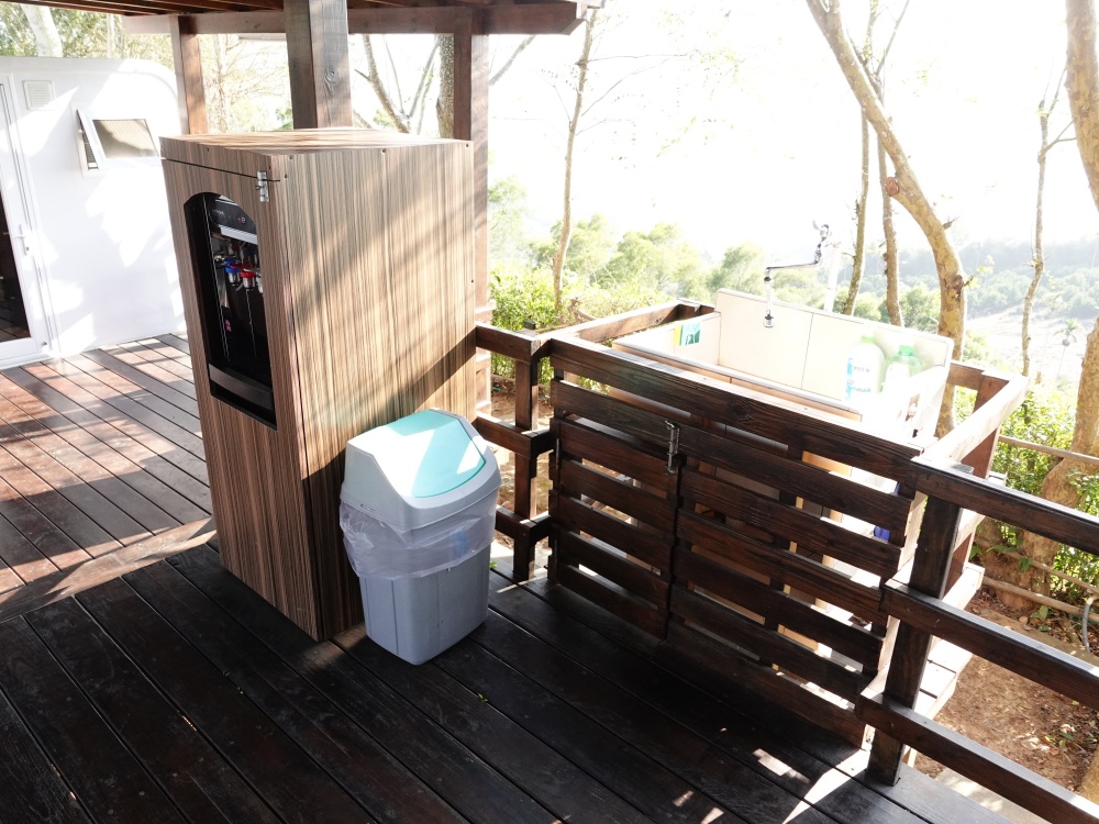 苗栗自然風情星空露營車，每個露營車都有自己專屬的露台、室外桌椅、飲水機、室外洗手槽