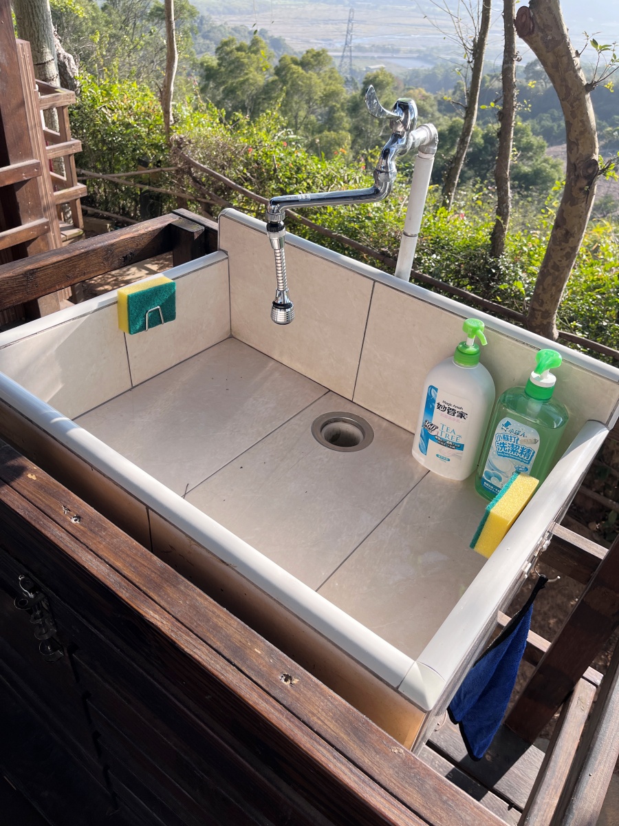 苗栗自然風情星空露營車，有每台露營車專屬的洗手槽，非常乾淨連菜瓜布都好乾淨