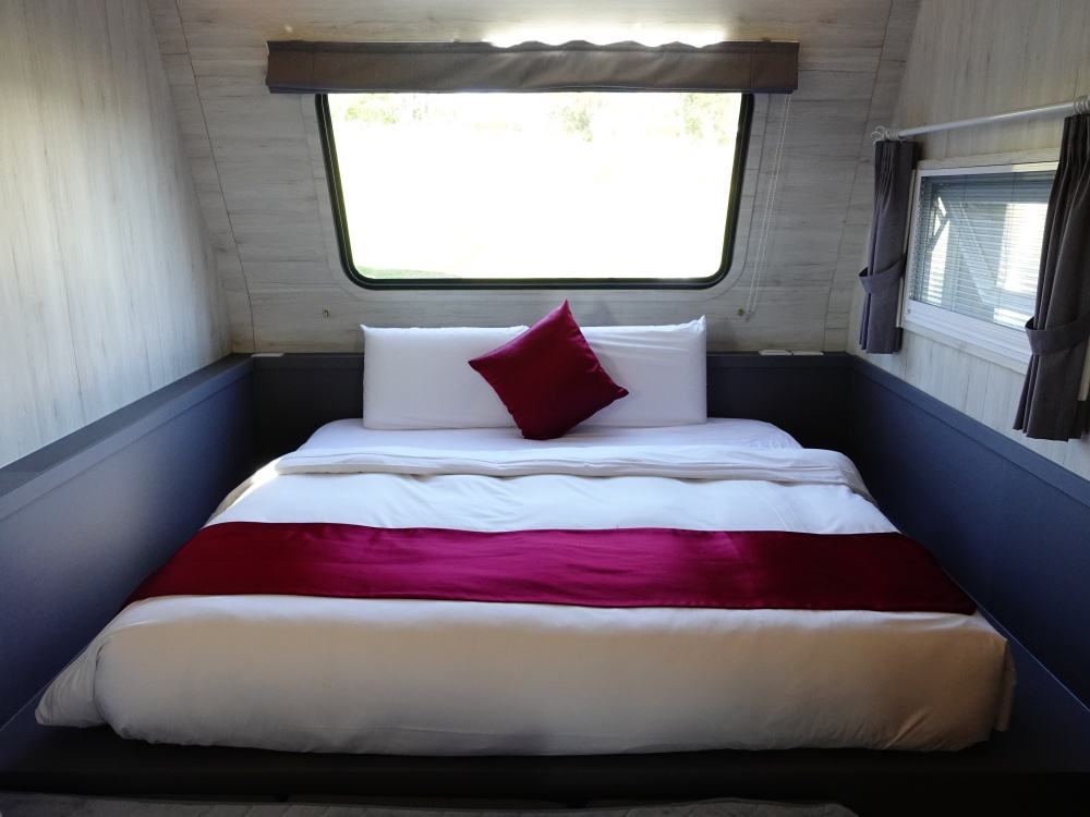 苗栗自然風情星空露營車有King Size加大雙人床，一家三口一起睡也沒問題