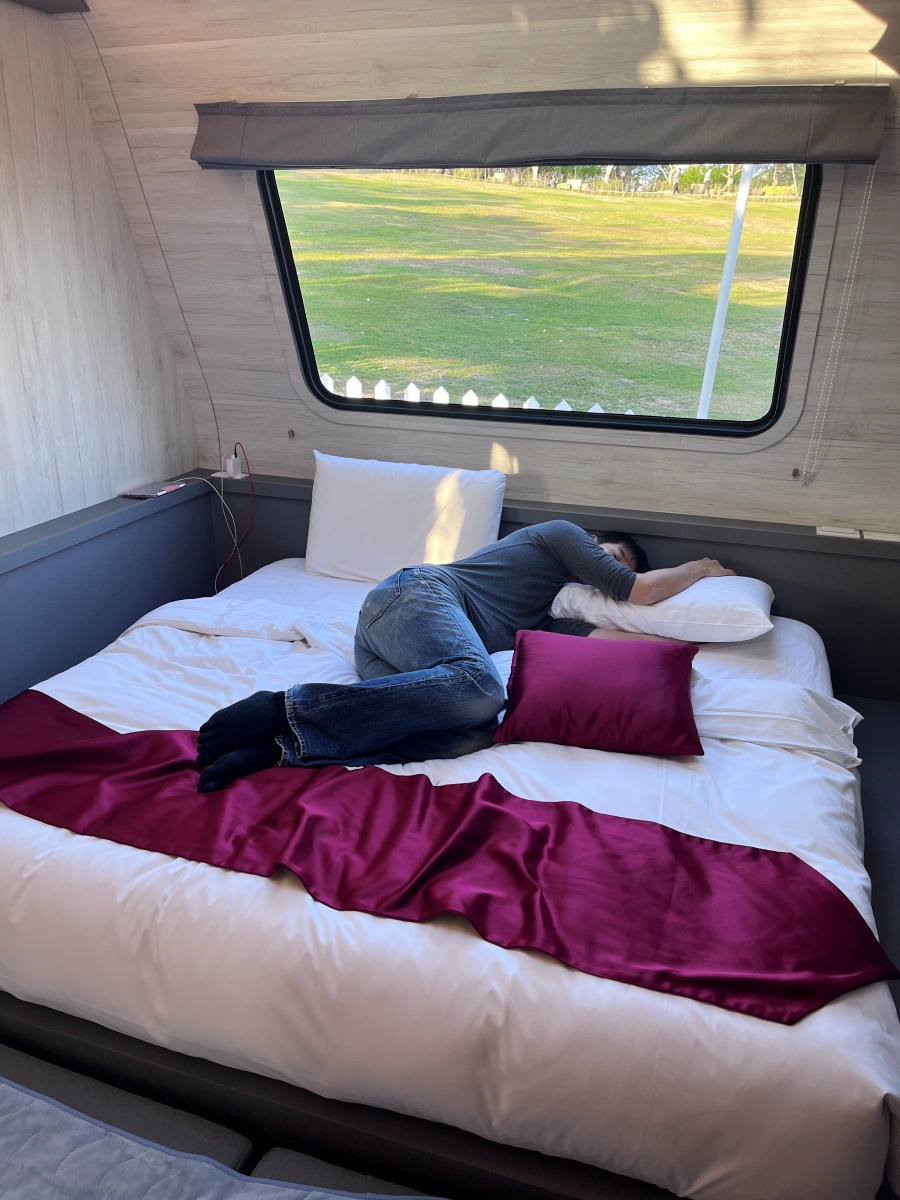 苗栗自然風情景觀渡假民宿星空露營車的床舒服到秒睡
