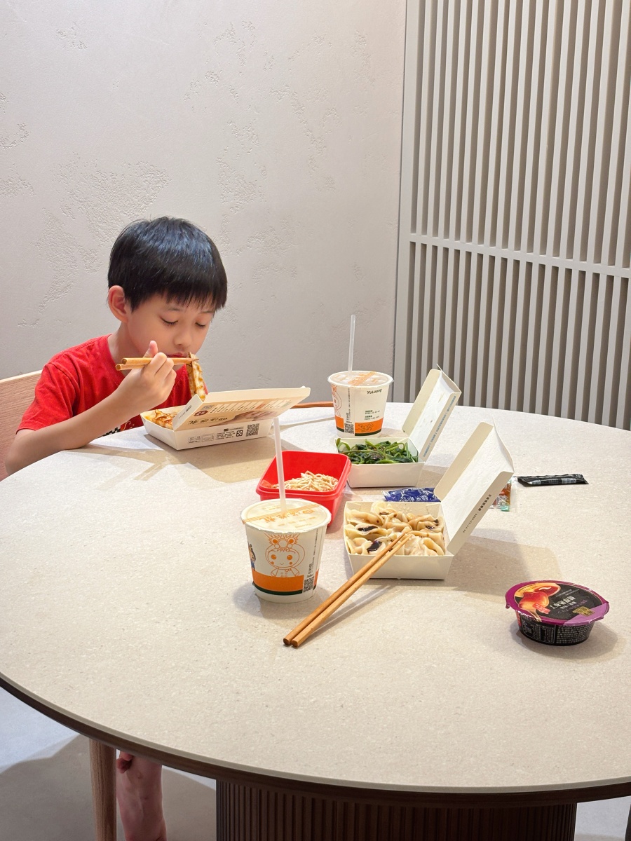 【裝潢日記】被問翻的圓型餐桌，在MOOYU睦寓訂製一張仛寂風餐桌