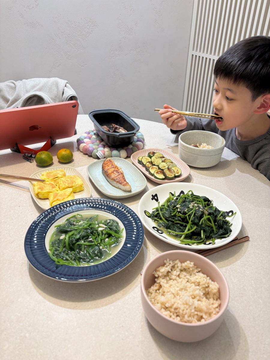 【裝潢日記】被問翻的圓型餐桌，在MOOYU睦寓訂製一張仛寂風餐桌