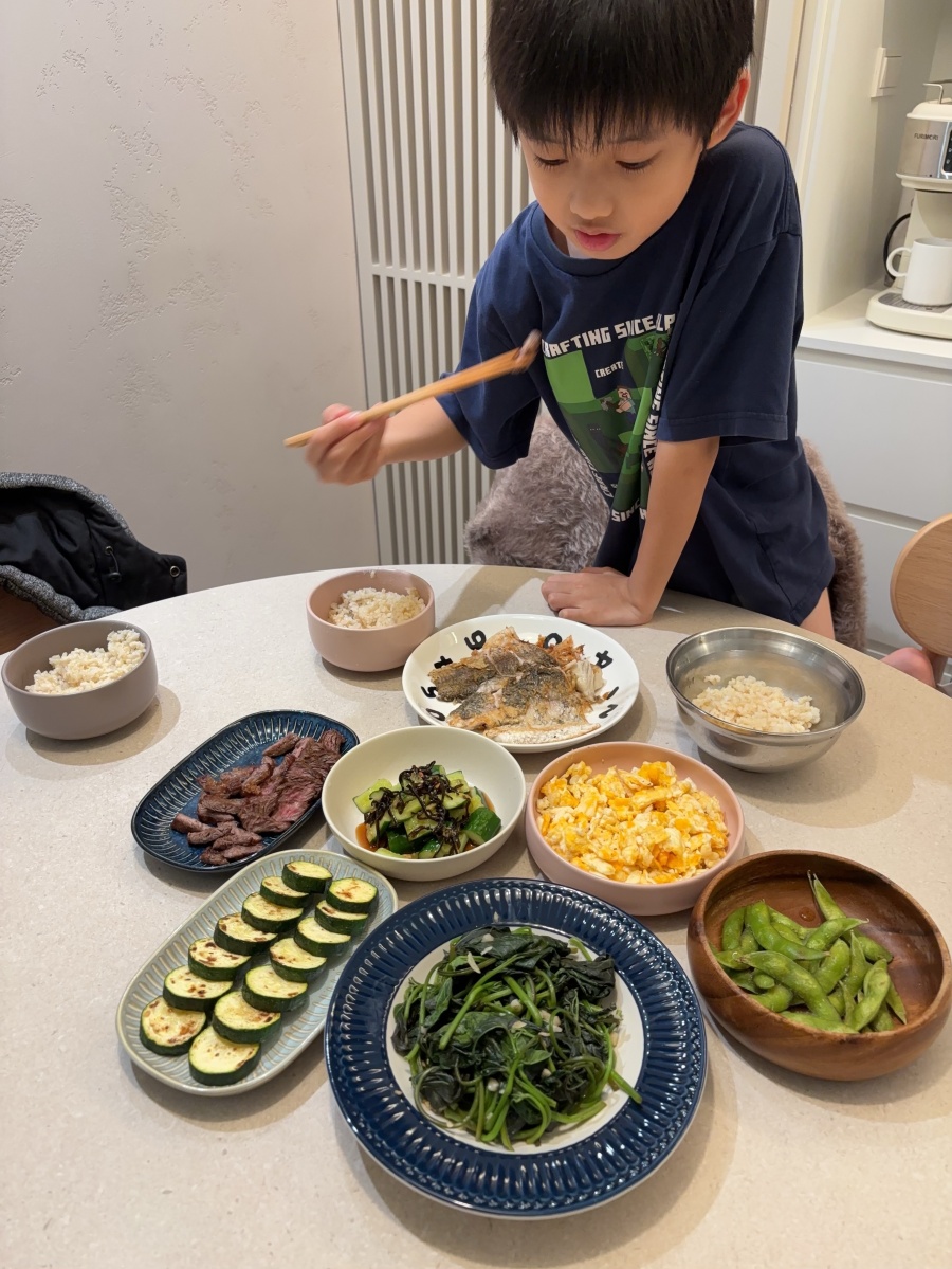 【裝潢日記】被問翻的圓型餐桌，在MOOYU睦寓訂製一張仛寂風餐桌