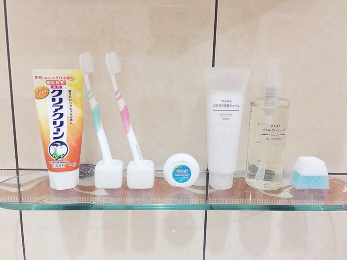 斷捨離與浴室的無印良品風收納-大創好用牙刷架-富士山與櫻花清潔海綿-無印良品溫和卸妝油-去角質洗面乳-鏡櫃是浴室收納必備 (5)