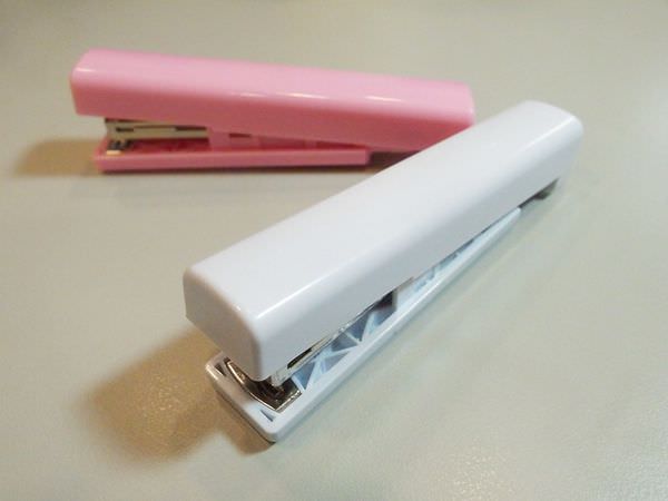 大創好物Daiso文具39元-攜帶型訂書機筆型輕便 (17)