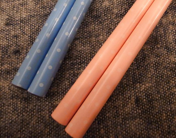 日本鄉村風雜貨-Seria百元店-台灣icolor-板橋新埔三猿廣場-點點控的點點餐具-粉紅粉藍點點竹筷-粉紅點點隔熱手套 (11)