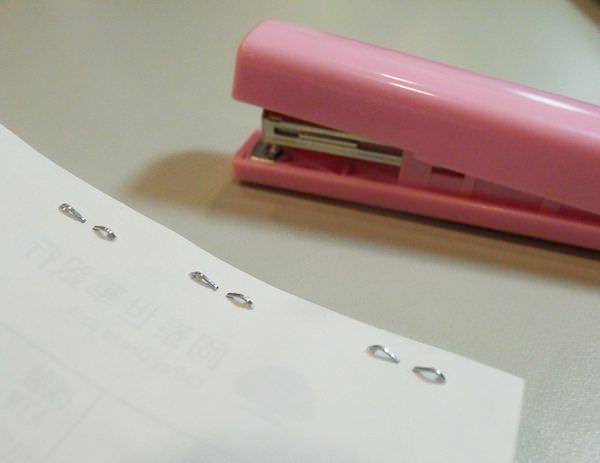 大創好物Daiso文具39元-攜帶型訂書機筆型輕便 (14)