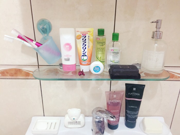 斷捨離與浴室的無印良品風收納-大創好用牙刷架-富士山與櫻花清潔海綿-無印良品溫和卸妝油-去角質洗面乳-鏡櫃是浴室收納必備 (4)