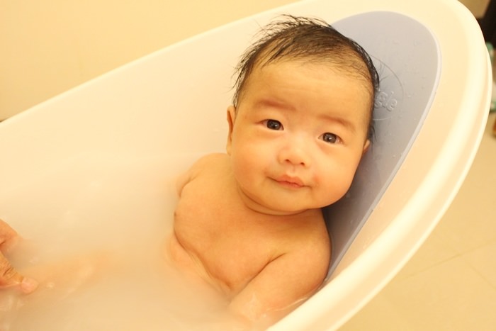 英國shnuggle月亮澡盆 新手爸媽必備 新生兒適用寶寶可坐著洗澡一秒不哭 (6)