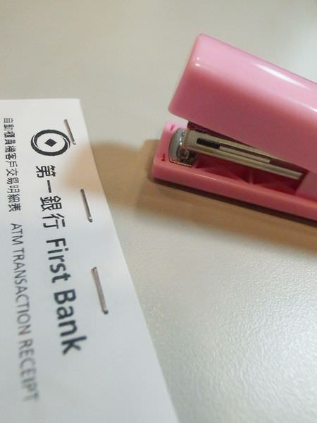 大創好物Daiso文具39元-攜帶型訂書機筆型輕便 (13)