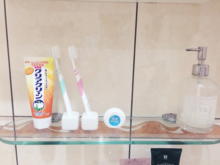 斷捨離與浴室的無印良品風收納-大創好用牙刷架-富士山與櫻花清潔海綿-無印良品溫和卸妝油-去角質洗面乳-鏡櫃是浴室收納必備 (8)