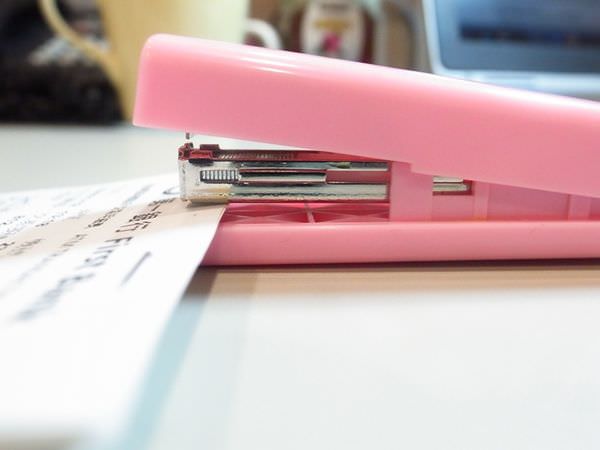大創好物Daiso文具39元-攜帶型訂書機筆型輕便 (12)