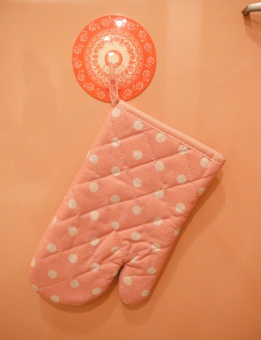 日本鄉村風雜貨-Seria百元店-台灣icolor-板橋新埔三猿廣場-點點控的點點餐具-粉紅粉藍點點竹筷-粉紅點點隔熱手套 (13)