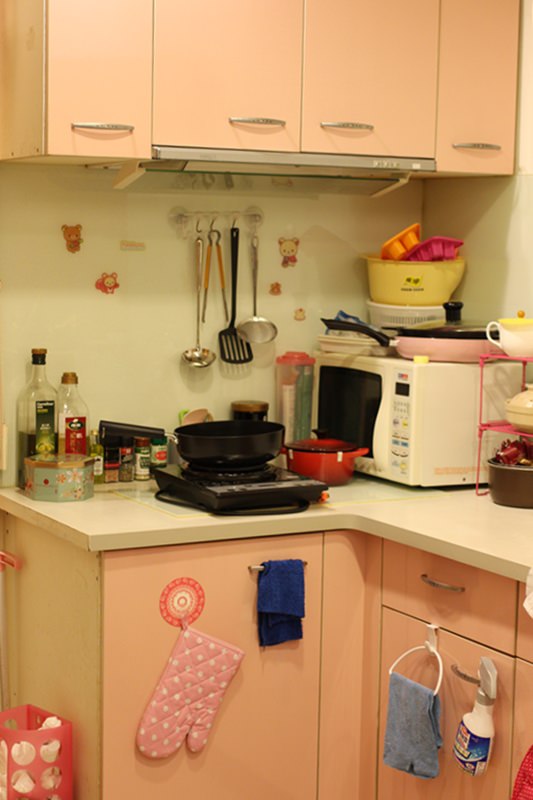 小套房佈置收納-單身粉紅小廚房-保養品櫃-化妝台 (4)