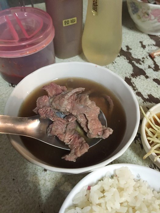 凌晨五點開賣-六千牛肉湯-台南小吃排隊美食推薦-牛肉湯界的傳奇-溫體牛肉涮清湯 (44)