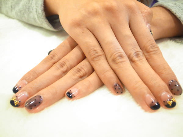 Amily Nails愛美麗美式光療指甲中山店-凝膠指甲-cp值超高-點點指彩-透膚光療-透膚絲襪點點光療 (28)