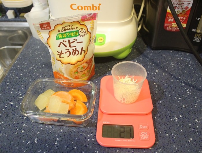 寶寶副食品食譜-麵食類-寶寶麵條-日本寶寶麵線-洋蔥蘋果高湯紅蘿蔔麵-8個月 (6)