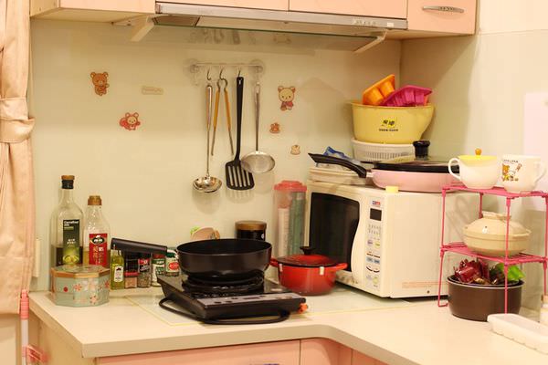 小套房佈置收納-單身粉紅小廚房-保養品櫃-化妝台 (3)